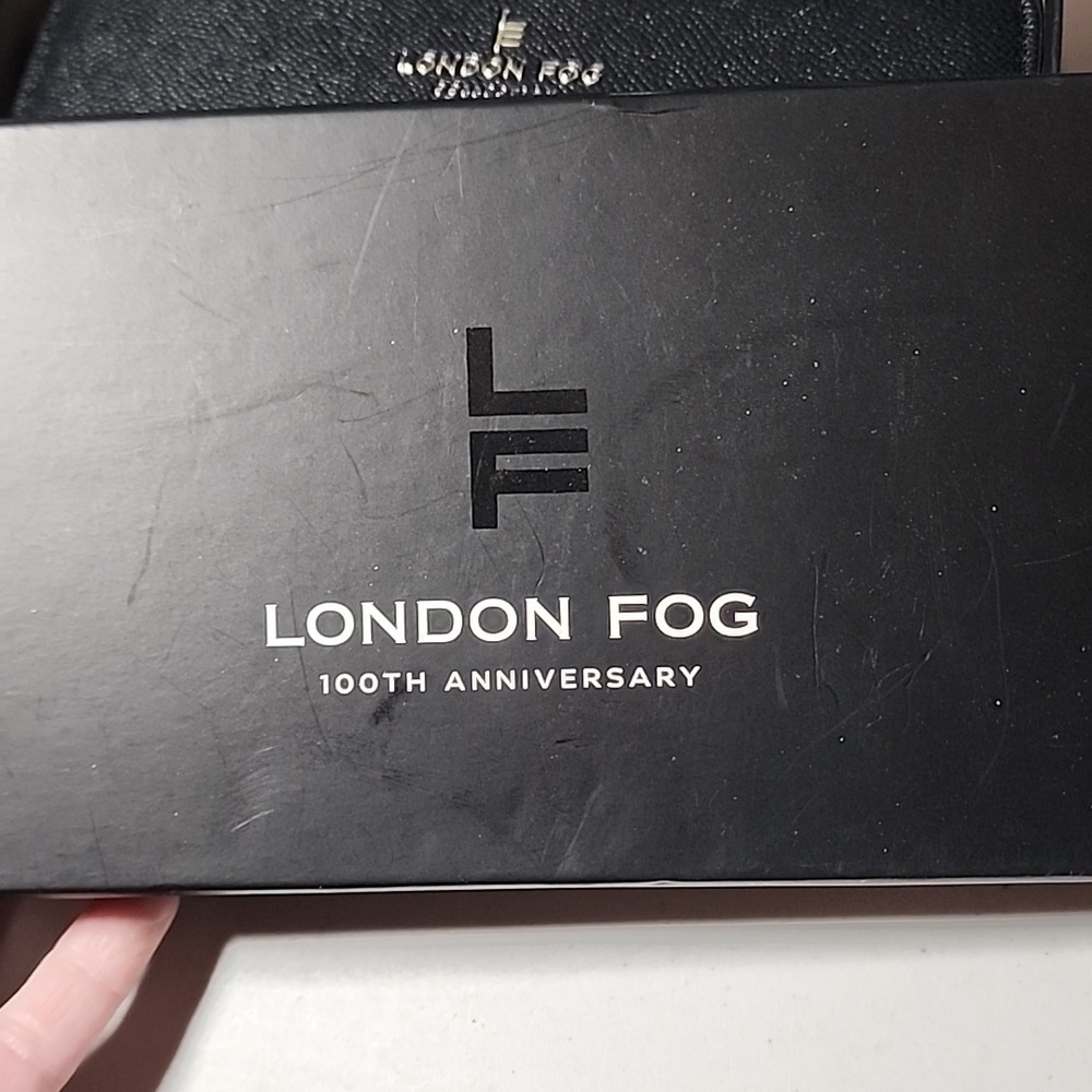 London Fog NWT Black Textured Wristlet with Gold Accents - Picture 3 of 7